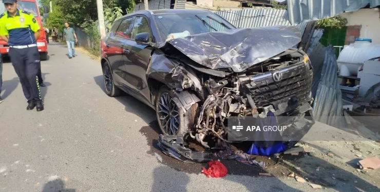 Bərdədə “Changan” evə çırpıldı: yaralılar var
