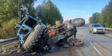 Tovuzda minik maşını traktorla toqquşdu, xəsarət alan var
