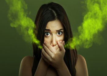 Ağızdan pis qoxu gəlməsinin səbəbləri – Niyə yaranır və necə aradan qaldırmaq olar?