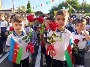 45ed70e8-7929-4c8a-ab30-f717e5b9c5b7-300x226 Xankəndidə məktəb həyatı ilə tanış olan əkiz qardaşlar – REPORTAJ