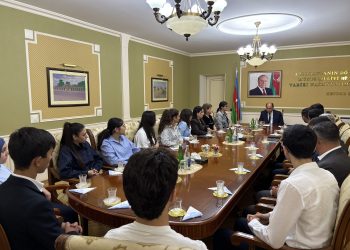 Bərdə Rayon İcra Hakimiyyətinin başçısı ali təhsil müəssisələrinə yüksək balla qəbul olmuş məzunlarla görüşüb