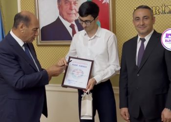 İcra başçısı yüksək bal toplayan tələbəyə qələmini hədiyyə etdi BƏRDƏDƏ