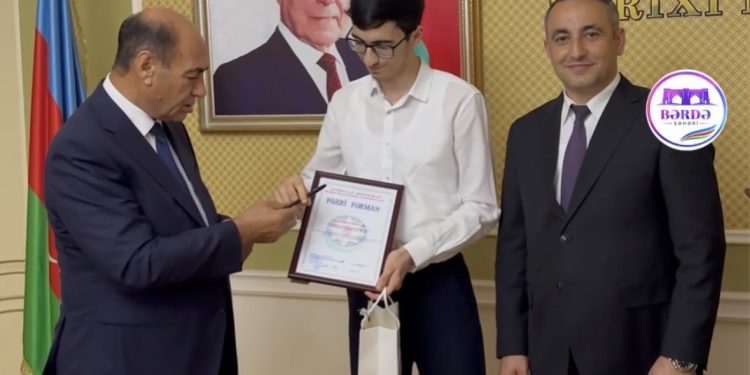İcra başçısı yüksək bal toplayan tələbəyə qələmini hədiyyə etdi BƏRDƏDƏ