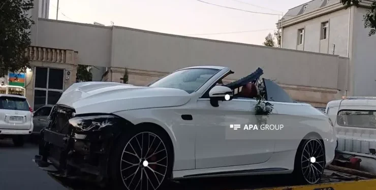 Gəncədə gəlin maşını işıq dirəyinə çırpıldı