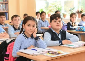 Deputatdan məktəblərdə geyim qaydaları ilə bağlı AÇIQLAMA: “Məktəb dini eksperiment yeri deyil”