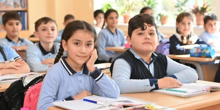 Deputatdan məktəblərdə geyim qaydaları ilə bağlı AÇIQLAMA: “Məktəb dini eksperiment yeri deyil”