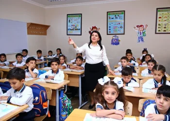 Şagirdin dərsdən 7 gündən çox yayınmasına görə valideyn 100 manat cərimələnəcək
