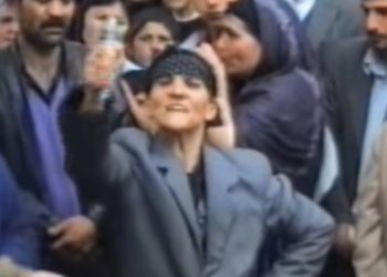 VİDEO: Oğlunu öldürən erməninin başını kəsib leşini Bərdənin küçələrində sürüyən qadın Ələviyyə xanım