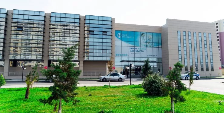Abşeronda QANLI İNSİDENT: baş həkimin müavini bıçaqlandı