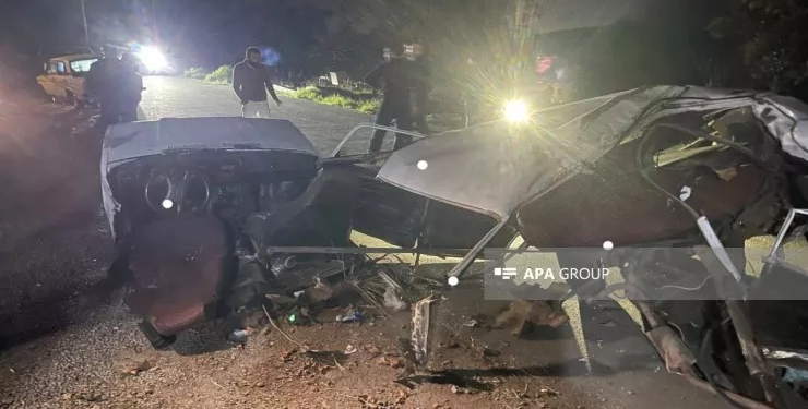 Gəncədə ağır qəza: “VAZ 2107” iki yerə bölündü