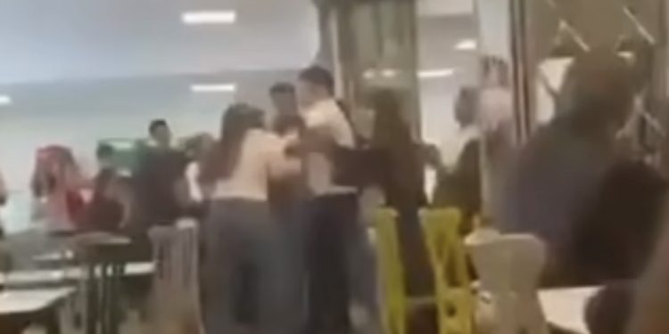 BDU-da qız tələbələr arasında dava düşüb saçlarını yoldular VİDEO