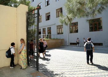 Məktəbdə yıxılaraq həyatını itirən şagirdin anası da faciəli şəkildə ölübmüş
