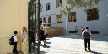 Məktəbdə yıxılaraq həyatını itirən şagirdin anası da faciəli şəkildə ölübmüş